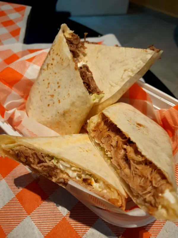 Dobradillas recheadas com carne desfiada numa cestinha com papel xadrez