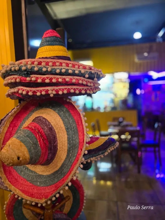 Sombreros coloridos empilhados no salão (foto: Paulo Serra)